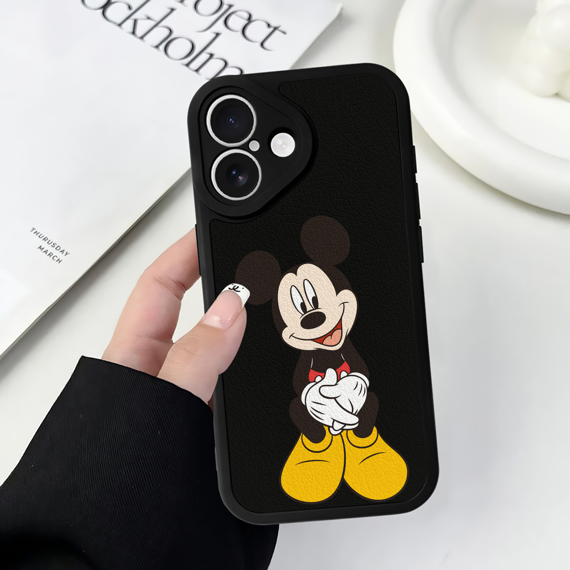 （画像用） ミッキーマウス Mickey Mouse 【iPhone 16シリーズ対応】シリコンスマホケース（レザー調） 材質：シリコン